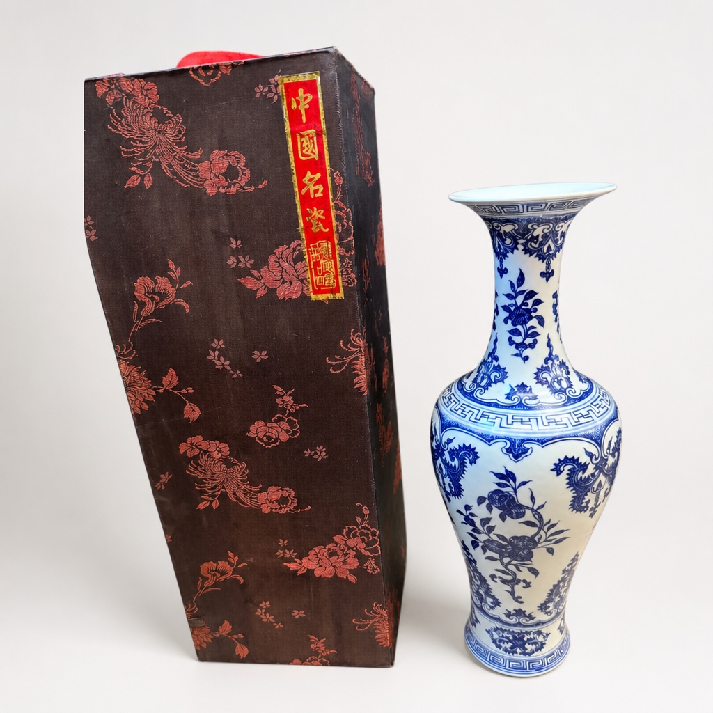 Chinese Qing Dynasty Qianlong Mark Blue And White Porcelain Vase - 1