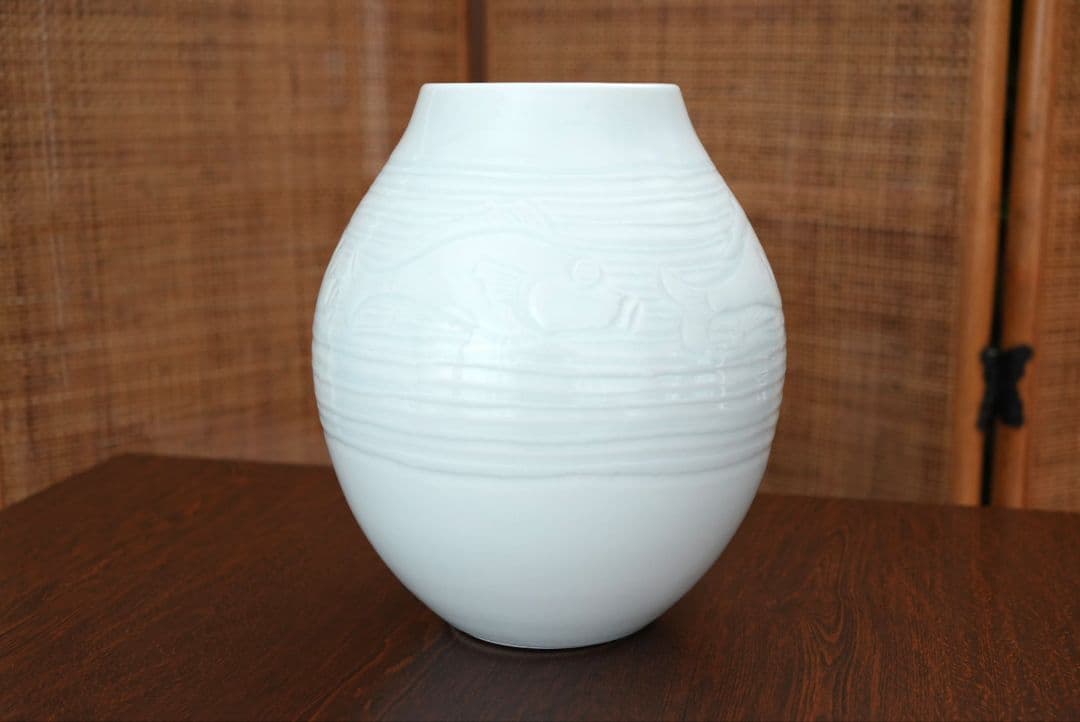 Arita Ware Fujii Shumei White Porcelain Fish Motif Vase Flower Base - 1